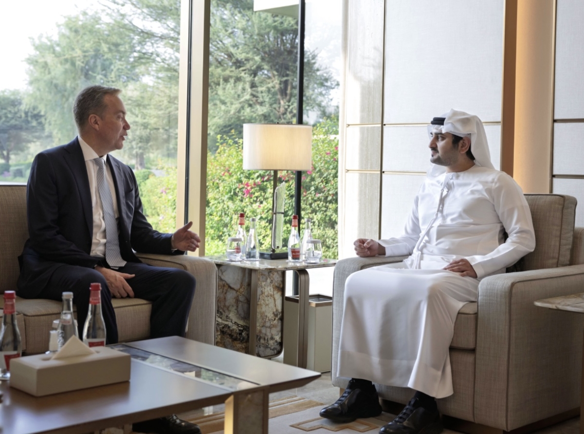 Sheikh Maktoum Meets World Economic Forum President During Dubai Council Meetings